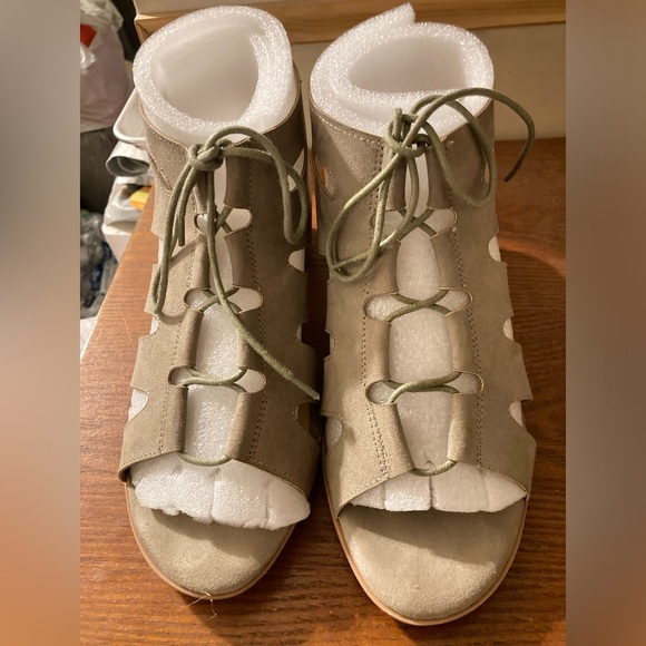 Torrid lace up block heel taupe sandals 10w - Picture 2 of 6